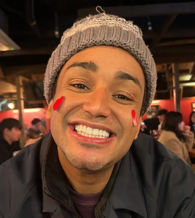 Retrato do Juener sorrindo